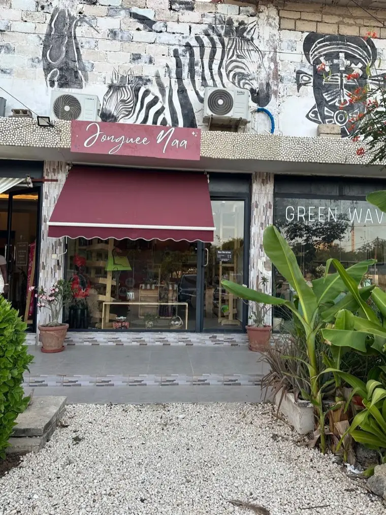 La devanture de la boutique Jonguee Naa, corniche des Almadies à Dakar